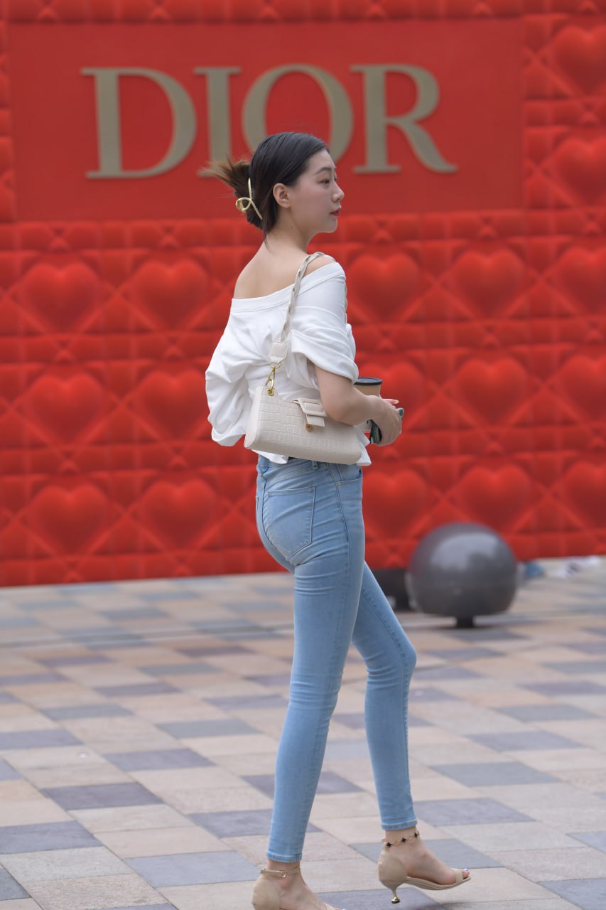 精选街拍作品高挑紧身牛仔裤美女